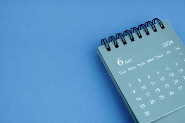 Haziran 2024 mavi arkaplanlı masa takvimi. Boşluğu kopyala.