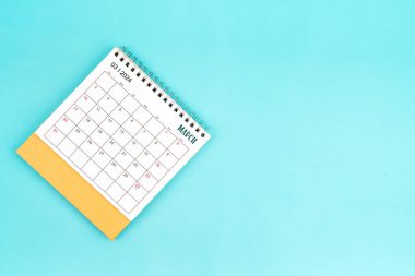 2024 Mart Masa Takvimi Mavi Arkaplan. Kopyalama alanı olan kompozisyon.