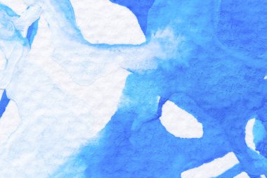 Arkaplan için beyaz kağıt üzerinde soyut açık mavi suluboya.