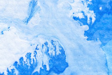 Beyaz üzerine izole edilmiş boş açık mavi suluboya arkaplan.