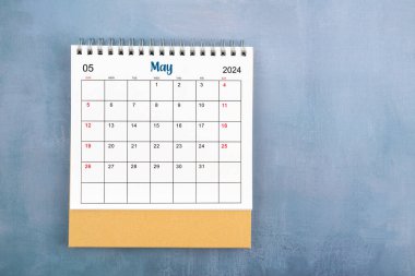 Mayıs 2024 masa takviminin tam üzerinde mavi ahşap arkaplan ve kopyalama alanı.