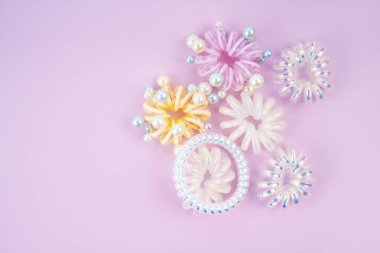 Güzel arka planda renkli plastik saç lastikleri..