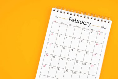 Şubat 2024 sarı arkaplan takvimi, kopyalama alanı olan konum. Zaman planlama günü kavramları.