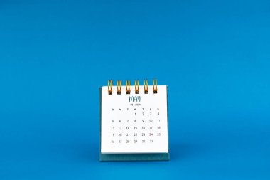 Mayıs 2024 mavi arkaplan üzerine mini masa takvimi.