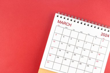Kırmızı arkaplanda Mart 2024 masa takvimi.
