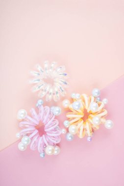 Güzel arka planda renkli plastik saç lastikleri..