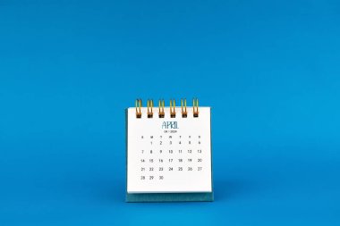 Nisan 2024 Mavi arkaplan üzerine mini masa takvimi.