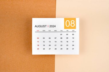 Sarı arkaplanda Ağustos 2024 takvim sayfası.