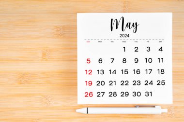 Mayıs 2024 takvim sayfası ve boş arkaplan üzerine kalem.