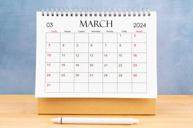 Mart 2024, 2024 yılı için ahşap masa takvimi..