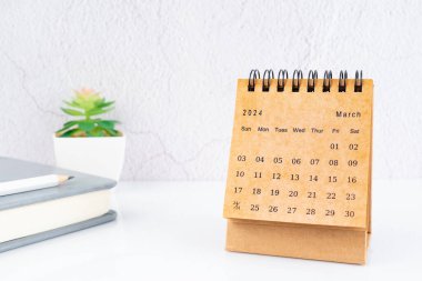 Mart 2024, 2024 tarihli aylık masa takvimi günlükle masada..