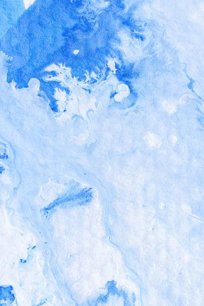 Beyaz kağıt üzerinde boş açık mavi suluboya arkaplan.
