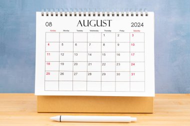 Ağustos 2024, 2024 yılı için ahşap masa takvimi..