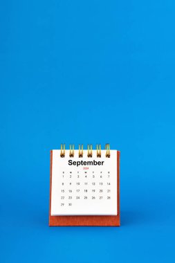 Eylül 2024 mavi arkaplan üzerine beyaz masa takvimi.