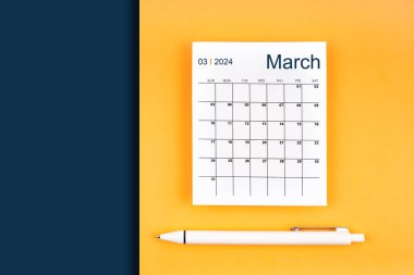 2024 Mart takvim kartı mavi ve sarı arkaplan üzerine.