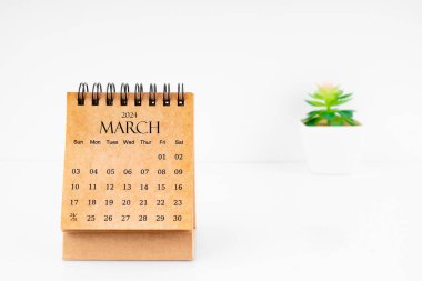 2024 Mart ayının masa takvimi beyaz arka planda bitki örtüsü ile 2024 yıl.