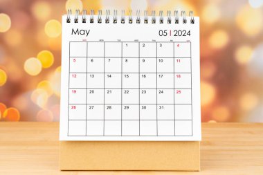 Mayıs 2024 masa takvimi ahşap masa üzerinde altın ışıklı bokeh arka plan. Yeni Yıl Konsepti.