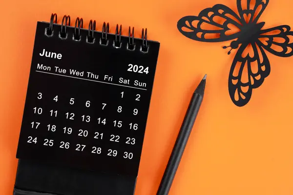 2024年6月桌上日历 主办单位可根据橙色背景设计 提醒及蝴蝶纸 — 图库照片