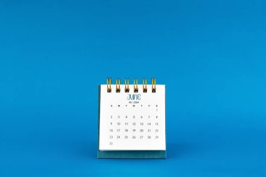 Haziran 2024 Mavi arkaplan üzerine mini masa takvimi.