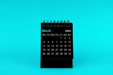 Mart 2024 için Siyah Takvim. Yeşil arkaplan üzerindeki masaüstü takvimi.