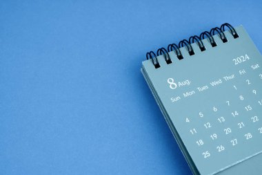 Ağustos 2024 mavi arkaplanlı masa takvimi. Boşluğu kopyala.