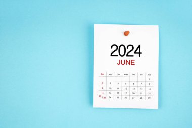 Haziran 2024 takvim sayfası mavi arkaplandaki iğneye basılı.