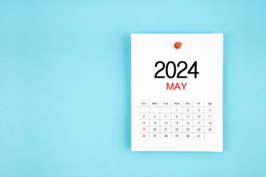 Mayıs 2024 takvim sayfası mavi arkaplan üzerine pin basın.