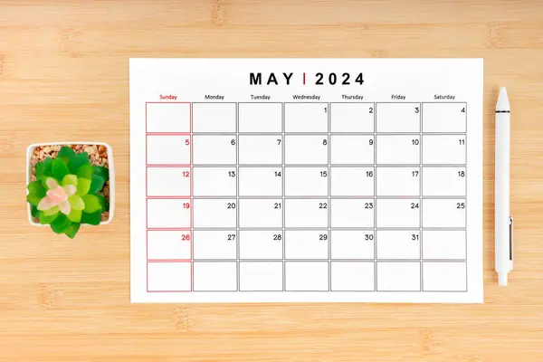 Mayo 2024 Página Del Calendario Planta Interior Sobre Fondo Madera — Foto de Stock