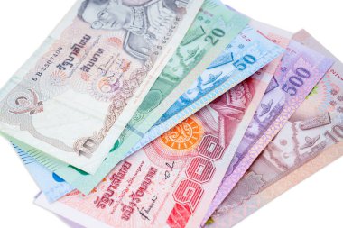 Tayland banknotları beyaz arka planda izole edilmiş. Kaydedilmiş kırpma yolu.