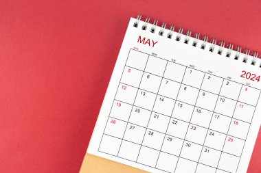 Kırmızı arkaplanda Mayıs 2024 masa takvimi.