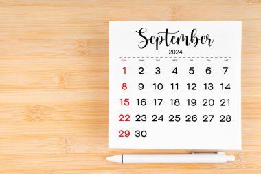 Eylül 2024 takvim sayfası ve boş arkaplan üzerine kalem.