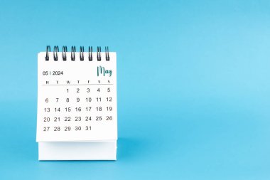 Mayıs 2024 mavi arkaplan üzerinde mini masa takvimi, kopyalama alanı olan konum.