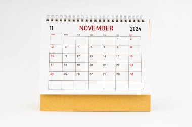Kasım 2024 masaüstü takvimi beyaz arkaplan, planlama veya atama kavramında izole edildi.