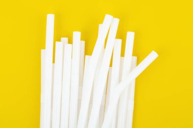 Sarı arkaplanda beyaz pipetler.