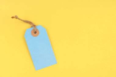 Sarı arkaplanda boş fiyat etiketi, kopyalama alanı olan konum.