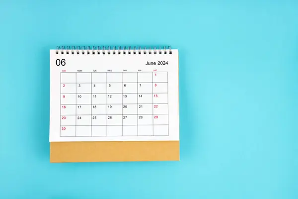 Juni 2024 Maandelijkse Bureaukalender Voor 2024 Jaar Blauwe Achtergrond Stockfoto