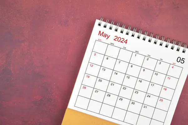 Maj 2024 Biurko Kalendarz Czerwonym Tle Obrazek Stockowy