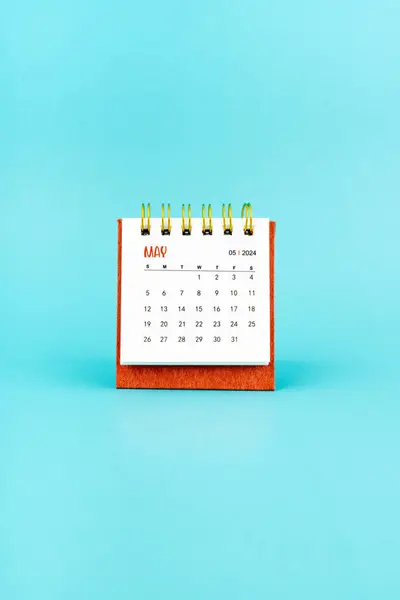 Maj 2024 Vit Skrivbord Kalender Blå Färg Bakgrund Royaltyfria Stockbilder