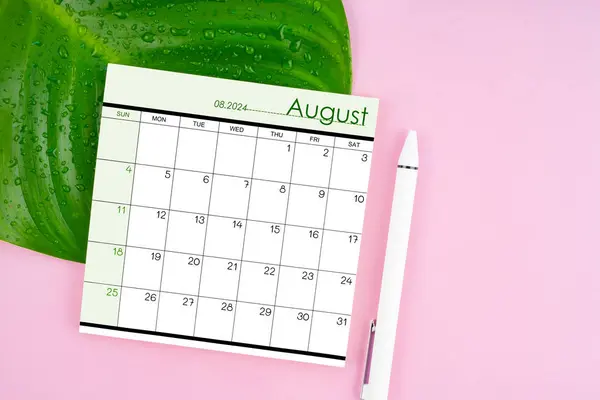 Augustus 2024 Kalenderpagina Fris Groen Blad Met Waterdruppels Roze Achtergrond Rechtenvrije Stockfoto's