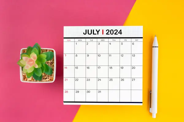 Biały Kalendarz Lipiec 2024 Długopis Pięknym Tle Koncepcja Planowania Obrazek Stockowy