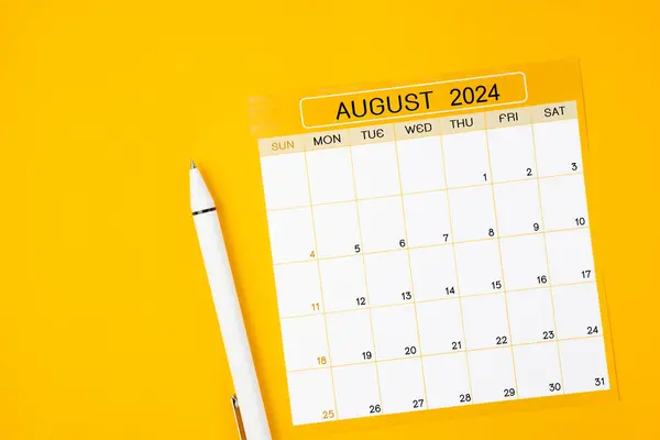 Agosto 2024 Calendario Mensile 2023 Anno Con Penna Sfondo Giallo Foto Stock Royalty Free