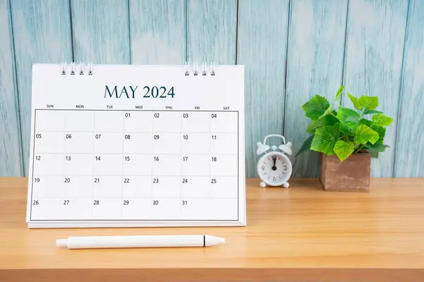 Mei Maandelijkse Bureaukalender Voor 2024 Jaar Wekker Houten Tafel Rechtenvrije Stockafbeeldingen