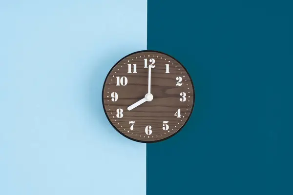 Relógio Madeira Colocado Meio Fundo Azul Colcor Fotografia De Stock