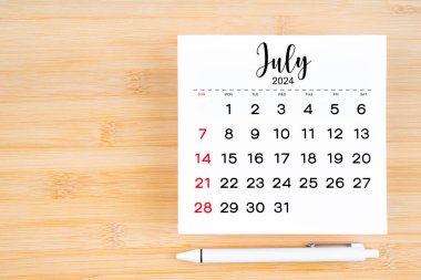 Temmuz 2024 takvim sayfası ve boş arkaplan üzerine kalem.