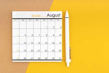 2024 Ağustos takvimine göre sarı arka planda bir kalemle 2024 yılı.