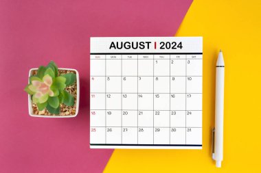 Ağustos 2024 için beyaz takvim ve güzel arka plan, planlama konsepti.