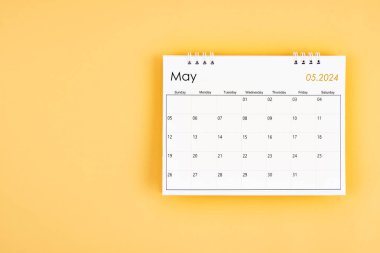 Mayıs 2024 sarı arkaplan takvimi, kopyalama alanı ile konum. Zaman planlama günü kavramları.