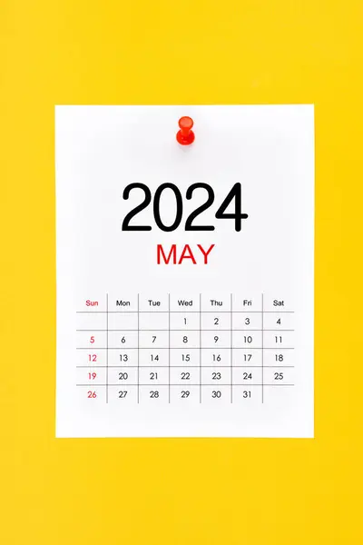 Mai 2024 Page Calendrier Avec Broche Poussoir Sur Fond Jaune Photo De Stock