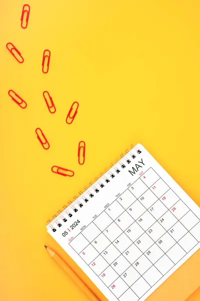 Maj 2024 Skrivbord Kalender Och Gem Med Penna Gul Färg Stockbild