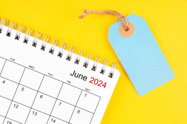 Sarı zemin üzerinde boş fiyat etiketi olan Haziran 2024 masa takvimi.